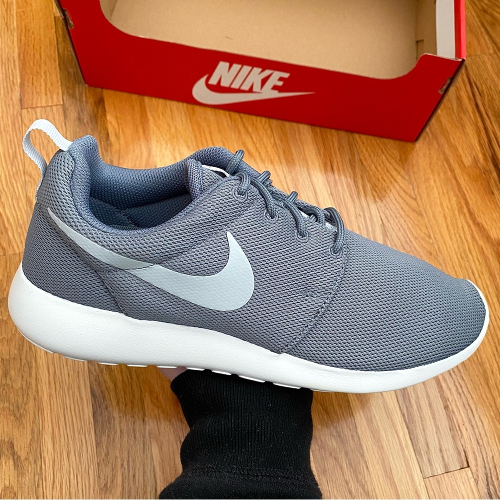 Nike Roshe One Women’s Sneakers